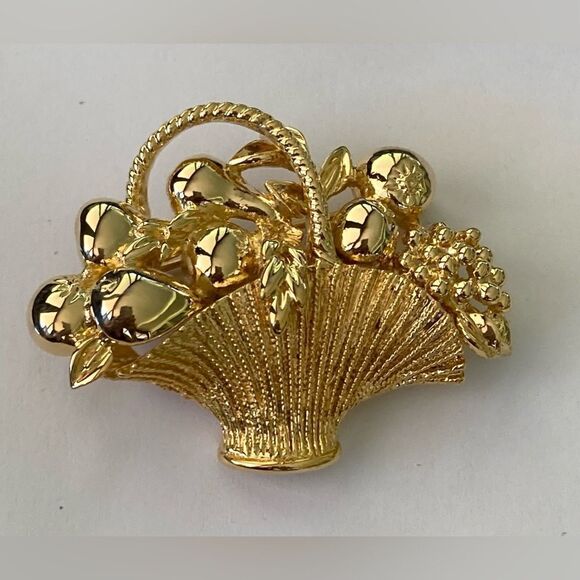 Vintage Gold Tone Brooch Pin Basket of Fruit Flowers Signed - Picture 4 of 4